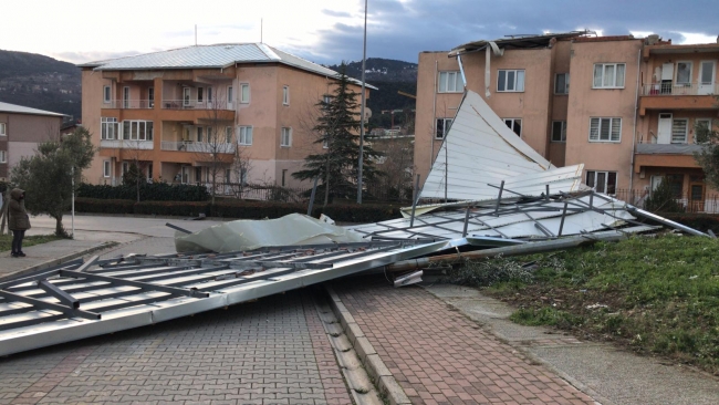Bursa'da fırtına çatıları uçurdu